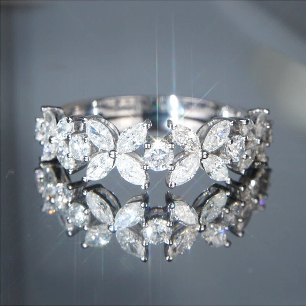 🌻Gorgeous Floral inspired Zircon Silver Band